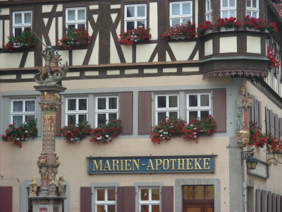 Marienapotheke mit Brunnenfigur