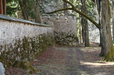 Entlang an der alten Burgmauer