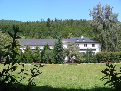 Seitenansicht der Stadthalle in Ilmenau