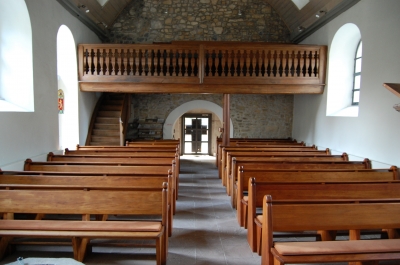 leere Sitzreihen in der Kirche