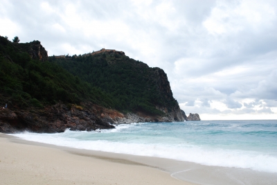 Strand mit Felsen