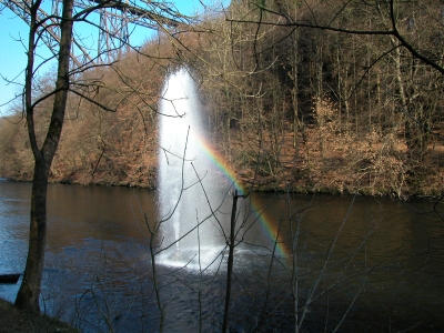 Wasserfontäne mit Regenbogen