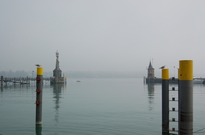 Hafeneinfahrt von Konstanz im Herbstnebel
