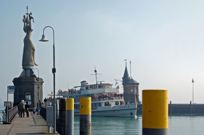 Hafeneinfahrt von Konstanz im Herbstnebel