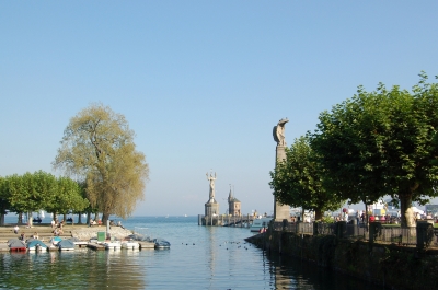 Hafeneinfahrt und Zeppelin-Denkmal in Konstanz