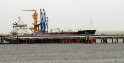 Öltanker an Löschbrücke