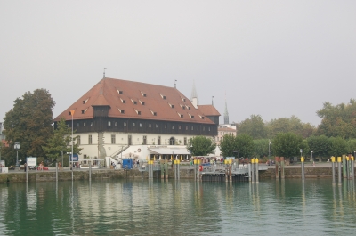 Konzilgebäude in Konstanz im Morgennebel