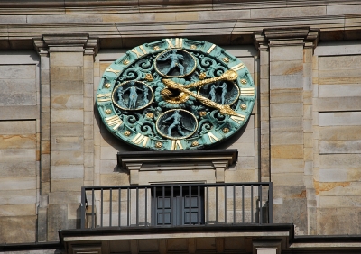 Schöne Uhr an der Handelskammer