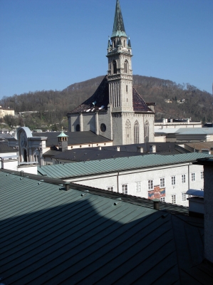 Kirchturm über Dächer