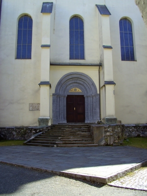 kircheneingang vom stift st. georgen am längsee