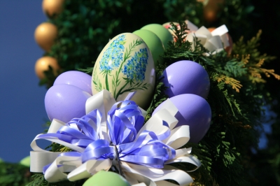 Osterschmuck am Brunnen