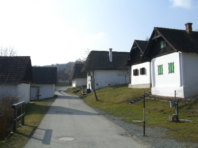Kellergasse in Heiligenbrunn im Winterschlaf