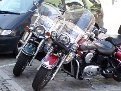 zwei Harleys