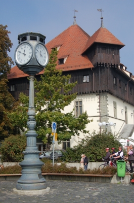 Historische Standuhr vor dem Konzilgebäude in Konstanz