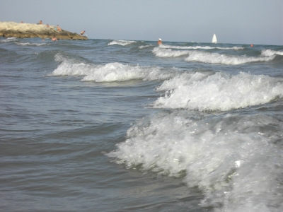 Meereswellen kommen an den Strand