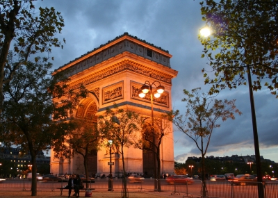 Arc de Triomphe nach Sonnenuntergang