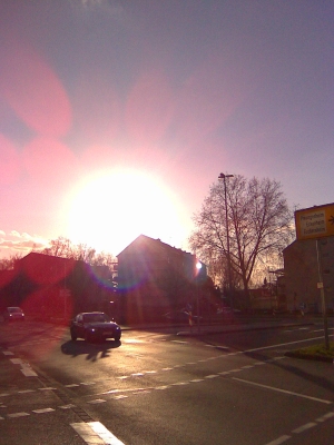 Sonnenuntergang mit Straßenkreuzung