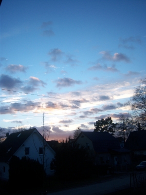 Wolken über der Dorfskyline^^