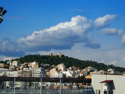 Blick vom Hafen auf die Festung