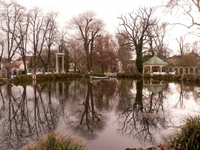 Spiegelung im kleinen See im Schloßpark