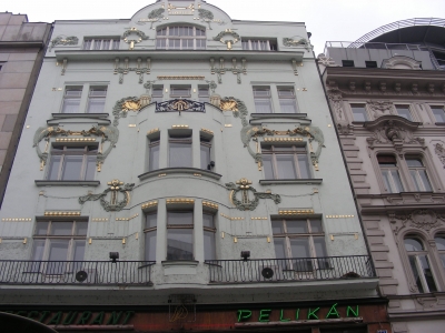 goldverzierte Fassade in Prag