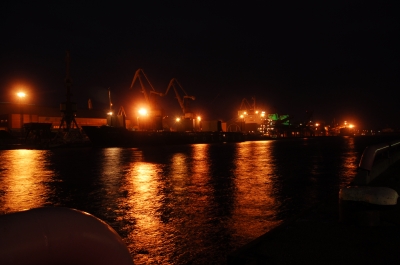 Hafen Ventspils bei Nacht