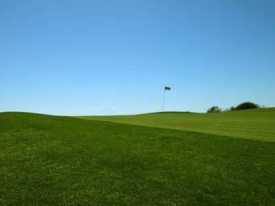 Golf-Grün gegen Himmel