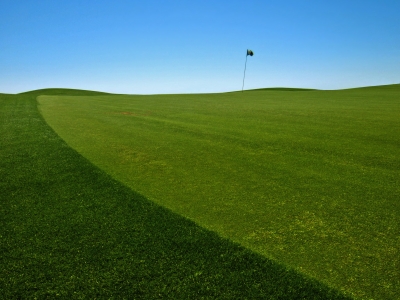 Golf-Grün gegen Himmel_2