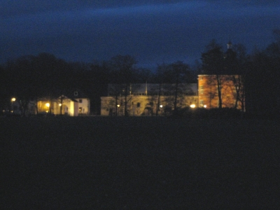 Wasserburg "Burg Wissem" bei Nacht