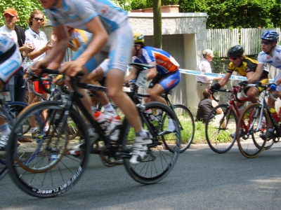 Rennrad und Fahrer quälen sich die Steigung hinauf