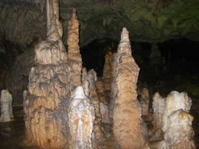 Weißer kristallartiger Kalzium 2 - Rajkos Grotte, Serbien