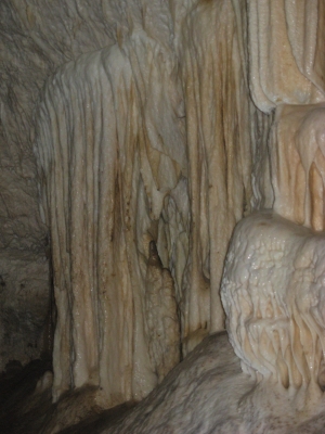 Weißer kristallartiger Kalzium 5 - Rajkos Grotte, Serbien