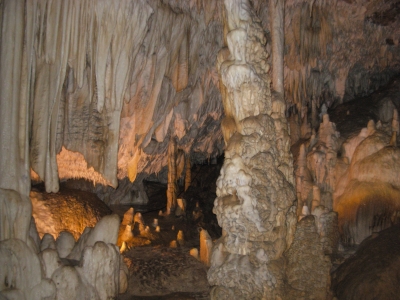 Weißer kristallartiger Kalzium 6 - Rajkos Grotte, Serbien