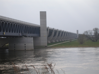 Auf dieser Brücke fahren Schiffe über die Elbe