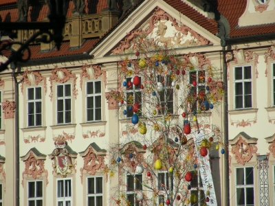 Osterbaum vor Kinskyfassade in Prag