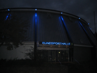 Rundsporthalle in Troisdorf bei Nacht 2