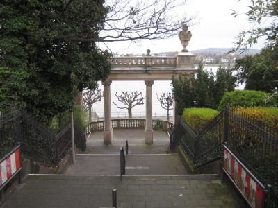 Treppe und Tor zur Uferpromenade in Bonn am Rhein