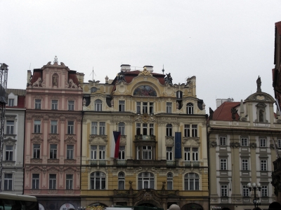 Häuserzeile mit reich verzierten Fassaden in Prag