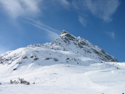 Berg mit blauem Himmel und Schneelandschaft