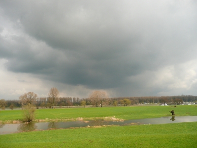 Unwetter über dem Rhein
