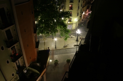 kleiner Platz in Barcelona bei Nacht
