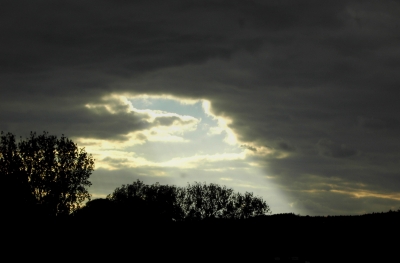 sonnenstrahl bricht durch die wolkendecke