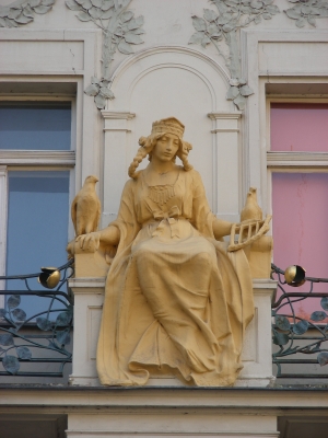 sitzende Frau in Prag