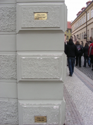 Hochwassermarken von 1890 und 2002 in Prag