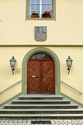 Eingang des Rathauses in Mittelzell auf der Insel Reichenau