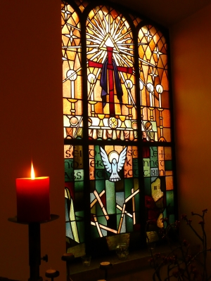 Kirchenfenster mit kerze