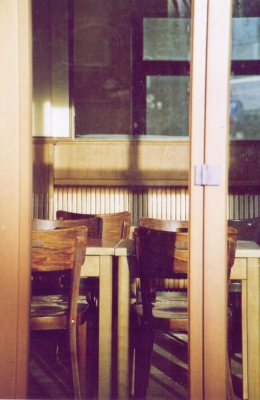 leere Stühle im Cafe