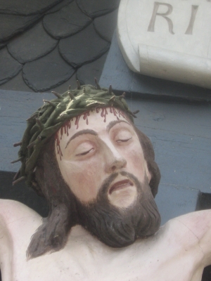 Holzjesus am Kreuz