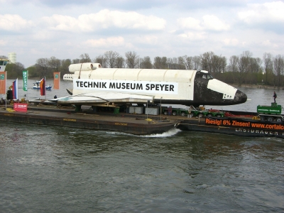Raumfähre Buran auf dem Rhein