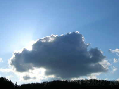 Sonne hinter Wolke